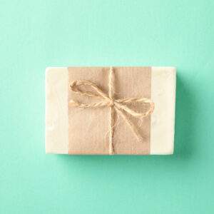 Stück natürliche handgemachte Seife auf Lavendel